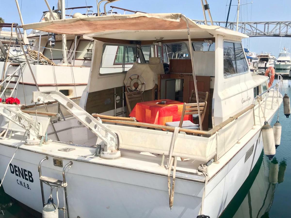 Boat Yacht Barcelona Hotel ซานต์อาเตรียเดเบซอซ ภายนอก รูปภาพ