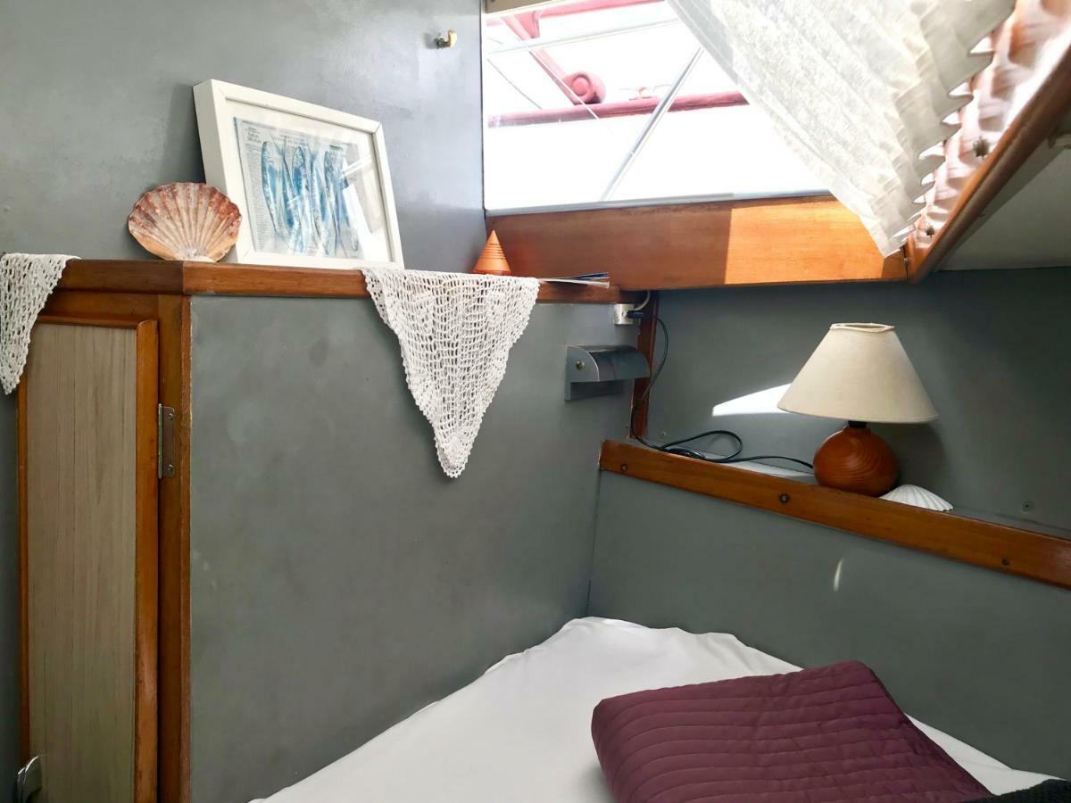 Boat Yacht Barcelona Hotel ซานต์อาเตรียเดเบซอซ ภายนอก รูปภาพ