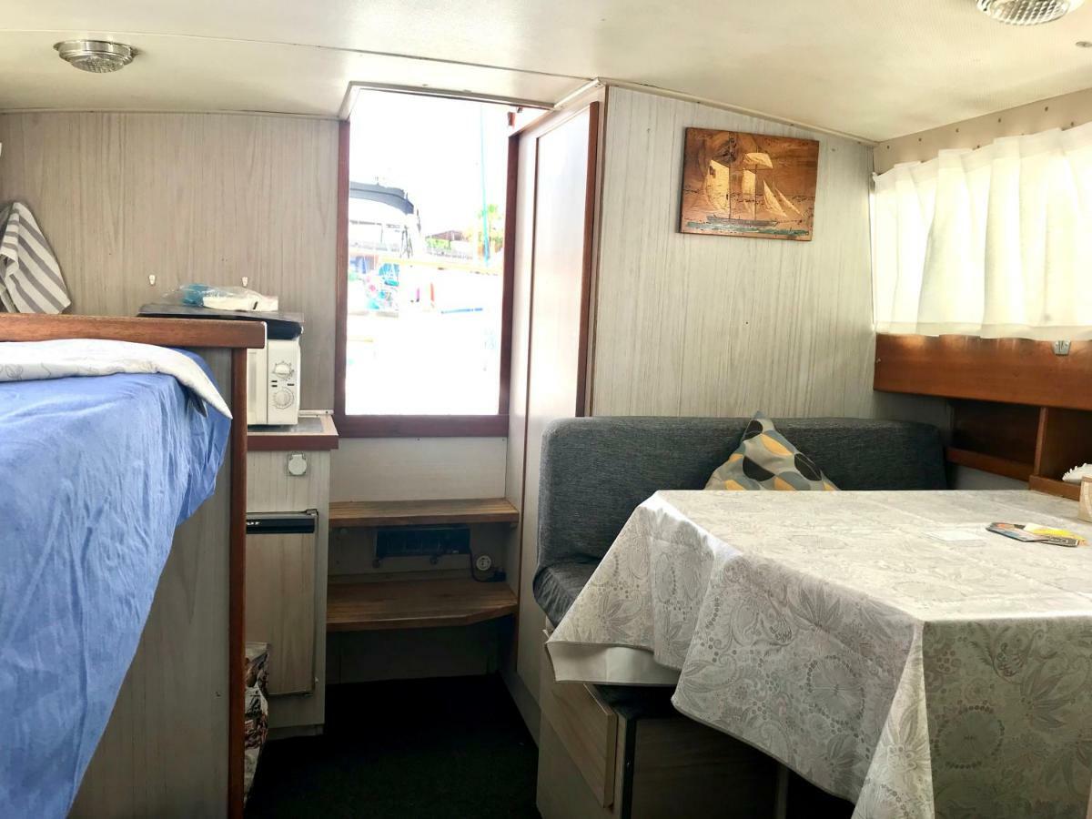 Boat Yacht Barcelona Hotel ซานต์อาเตรียเดเบซอซ ภายนอก รูปภาพ