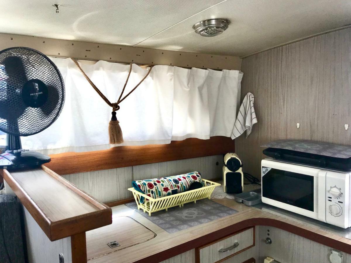 Boat Yacht Barcelona Hotel ซานต์อาเตรียเดเบซอซ ภายนอก รูปภาพ