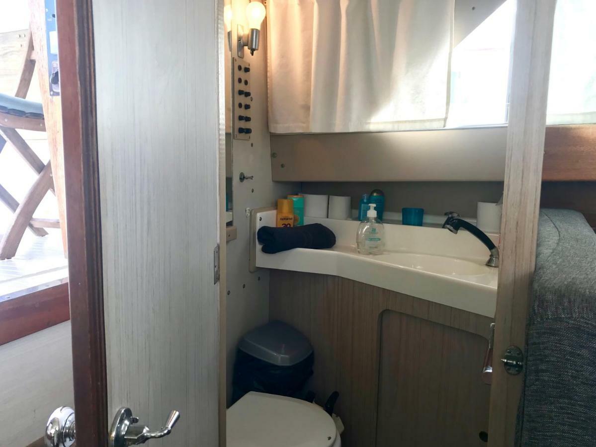 Boat Yacht Barcelona Hotel ซานต์อาเตรียเดเบซอซ ภายนอก รูปภาพ
