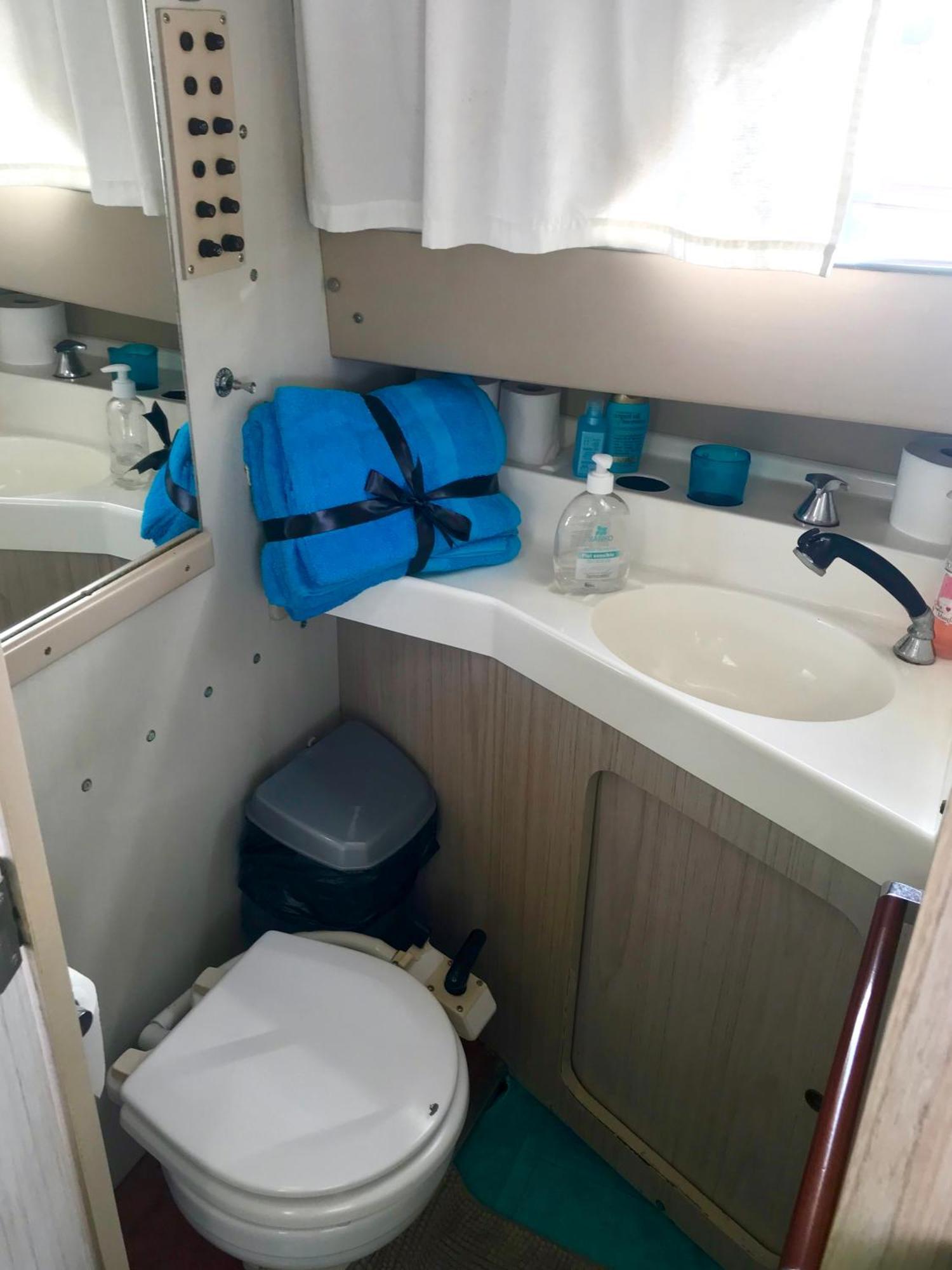 Boat Yacht Barcelona Hotel ซานต์อาเตรียเดเบซอซ ภายนอก รูปภาพ