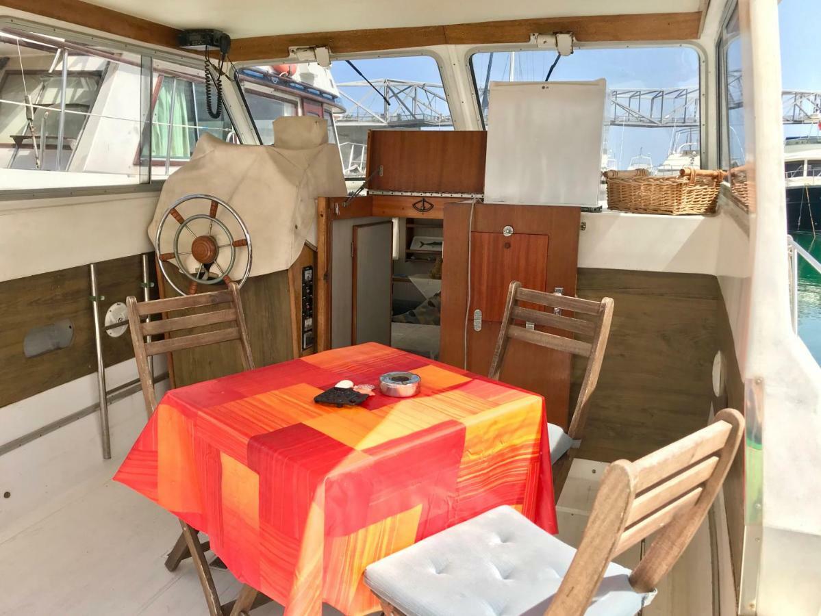 Boat Yacht Barcelona Hotel ซานต์อาเตรียเดเบซอซ ภายนอก รูปภาพ