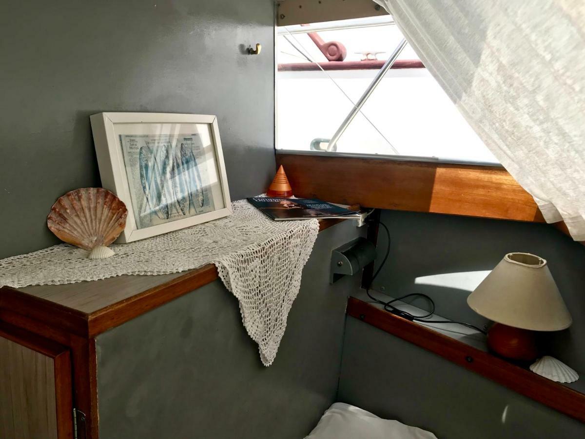 Boat Yacht Barcelona Hotel ซานต์อาเตรียเดเบซอซ ภายนอก รูปภาพ